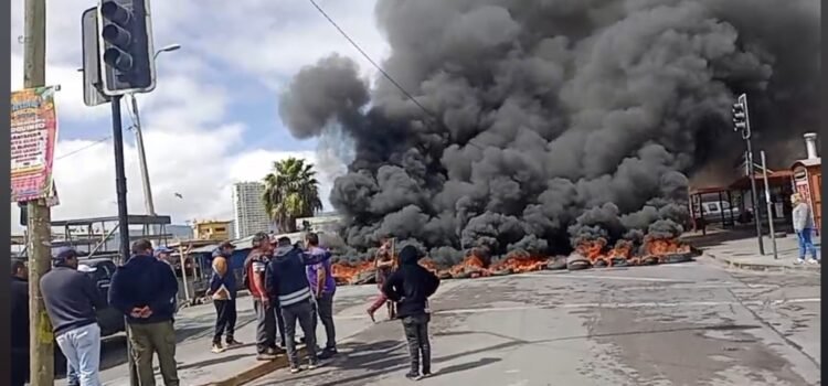Pescadores artesanales se manifiestan con barricadas en costanera de Coquimbo por cuota de pesca para su sector