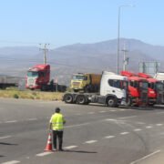 Paro de camioneros: Viviendas de emergencia por incendio en Monte Patria no pueden llegar a destino