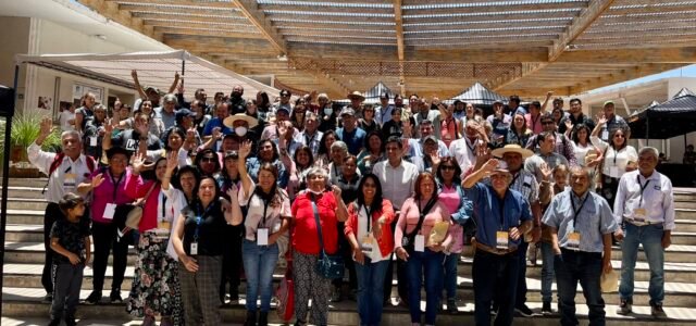 Más de 200 crianceros, crianceras y profesionales del rubro participan de seminario sobre alimentación, genética y bienestar animal caprino.