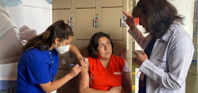Seremi de Salud inicia vacunación de bivalente a trabajadores de supermercados