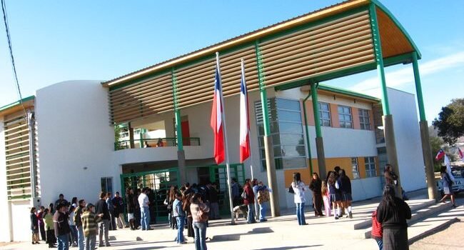 Violentas agresiones a docentes tras presunto abuso sexual a una estudiante de Ovalle