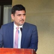 Alcalde de Monte Patria anuncia refuerzo de medidas sanitarias tras fallecimiento de menor