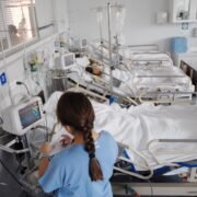Atenciones por virus respiratorios se han triplicado en hospitales de la región