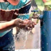 Hasta en un 28% aumentó el consumo de agua en localidades costeras de la región durante el verano