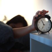 Experto entrega recomendaciones para que el cambio de hora no altere tu sueño