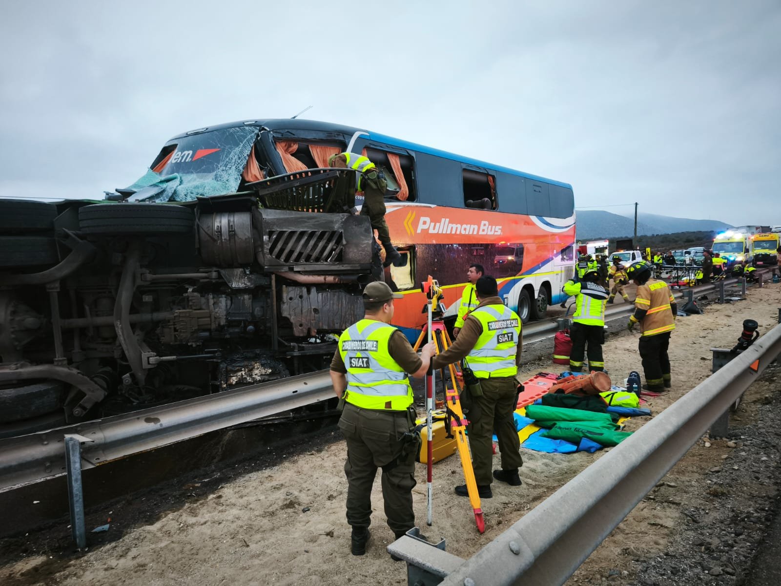 Trágico accidente que involucró a 4 buses, deja 6 fallecidos y 2 en riesgo vital