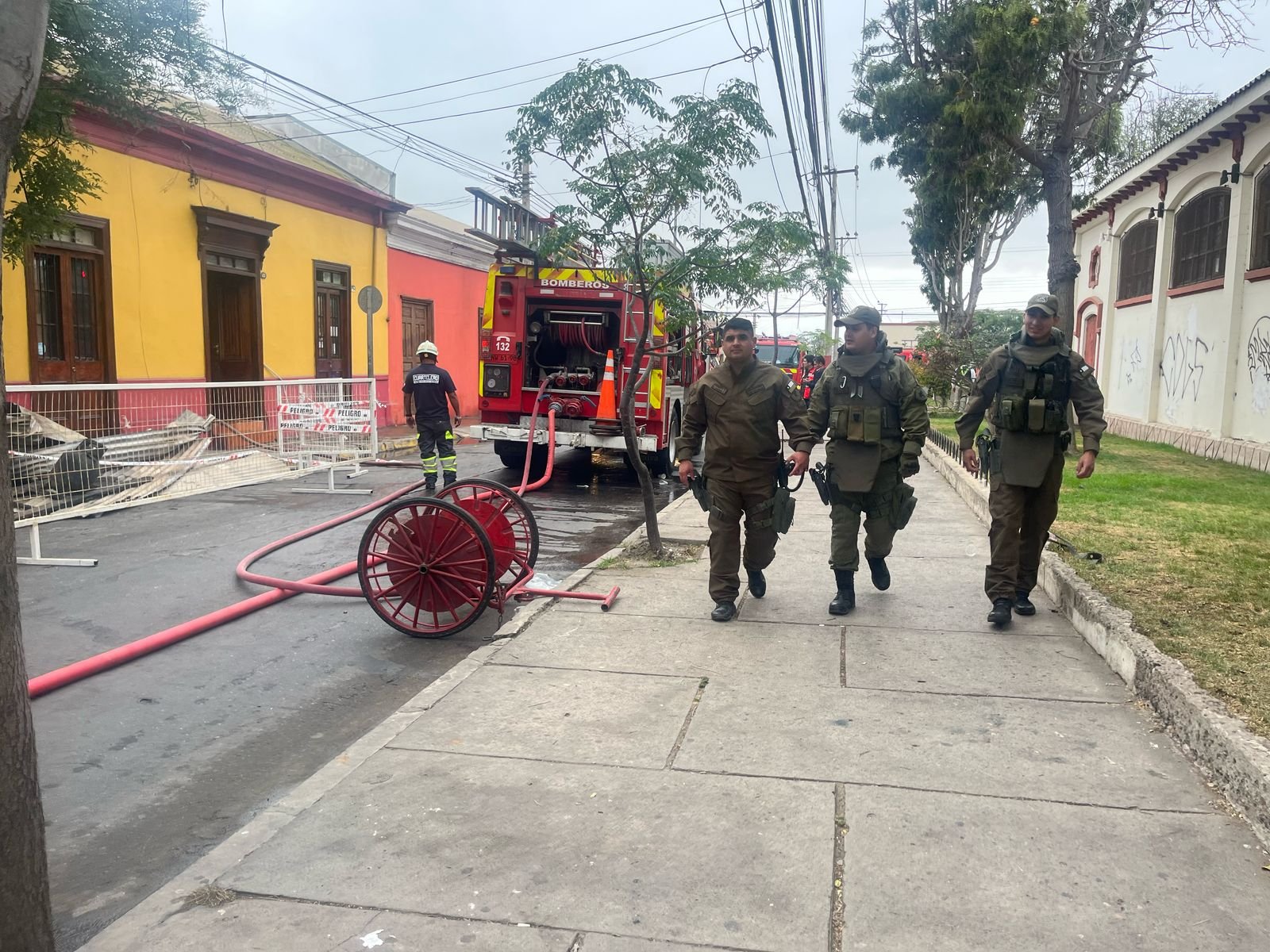 Incendio consume viviendas y hogar estudiantil de hombres en centro de La Serena