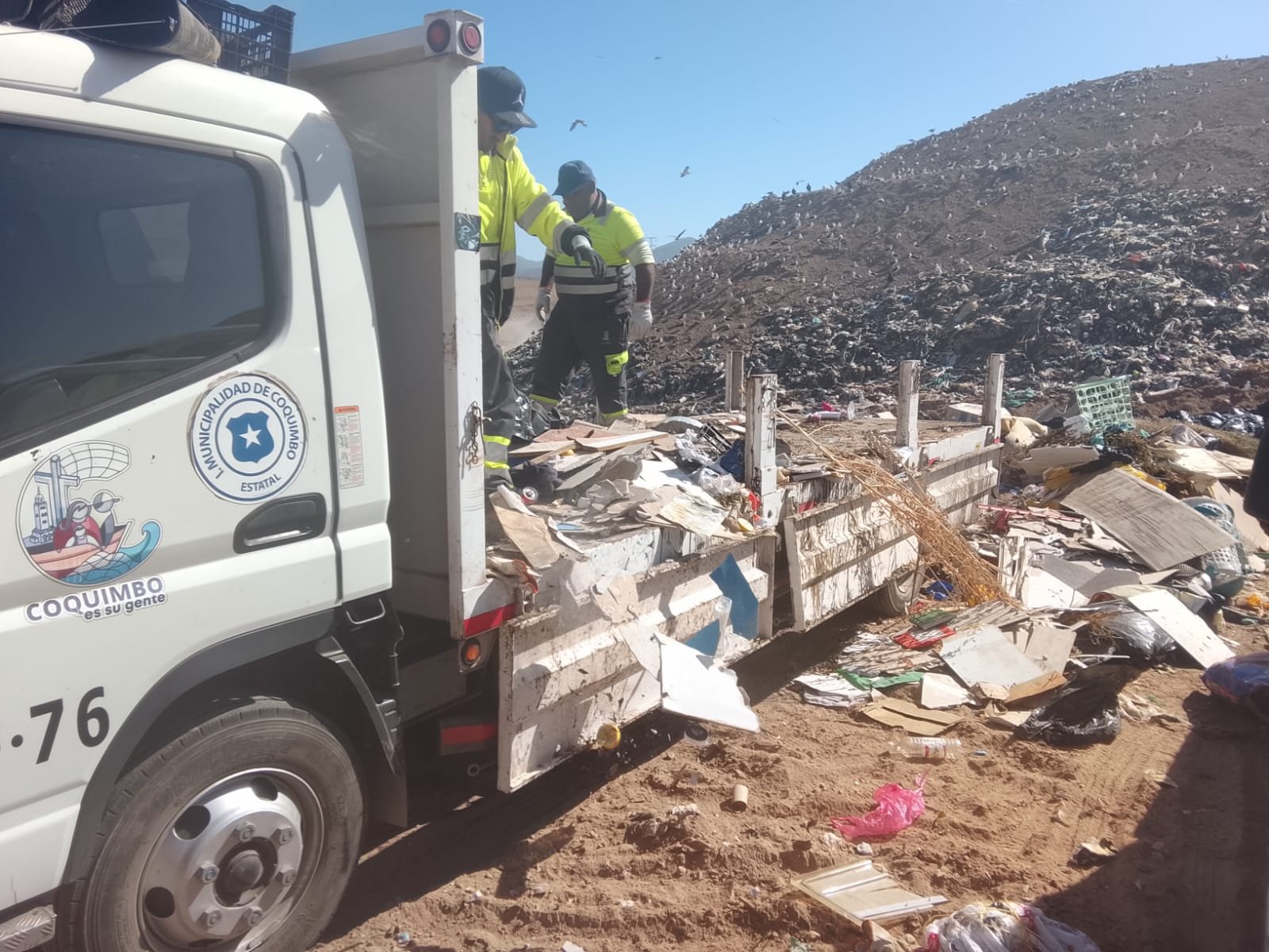 Ovalle enfrenta emergencia sanitaria por acumulación de basura y Coquimbo apoya en trabajos de limpieza