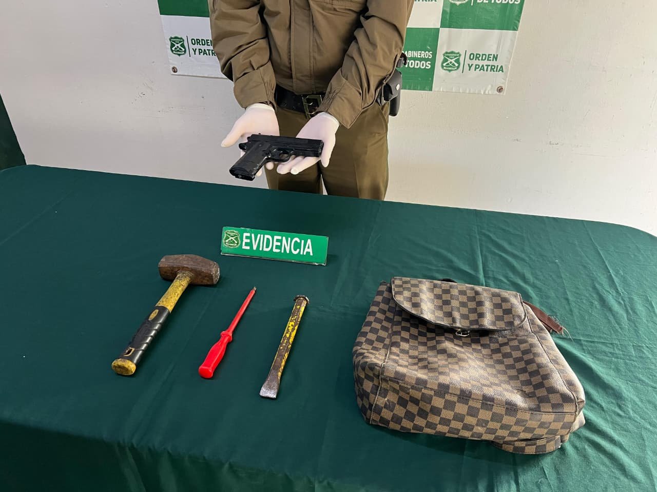 Carabineros detuvo a dos involucrados en robo con violencia en Tierras Blancas