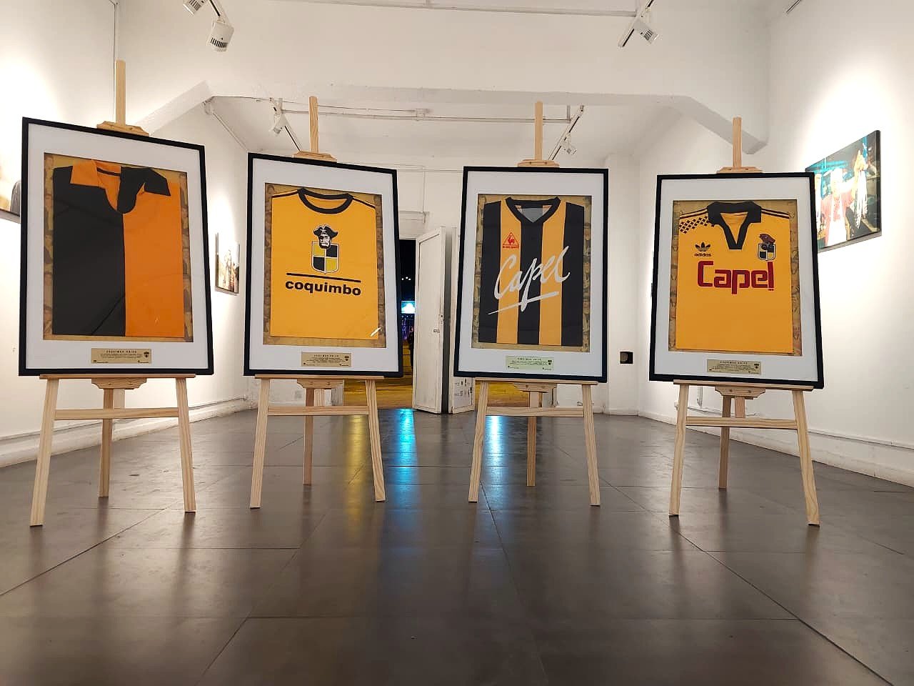 Coquimbo Unido: Su Historia en Camisetas” llevará el patrimonio aurinegro al corazón del Barrio Inglés