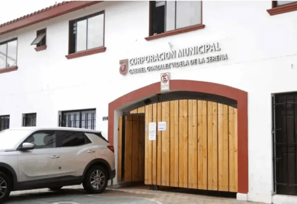 Embargan bienes de la Corporación Gabriel González Videla por deuda que supera los $100 millones