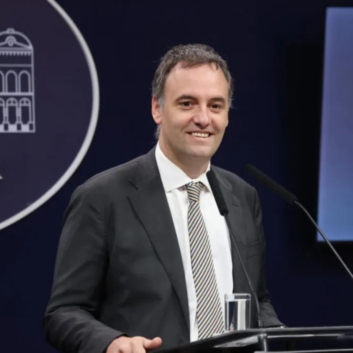 Jefe de Gabinete de Javier Milei renuncia en medio de investigación por presunto enriquecimiento ilícito