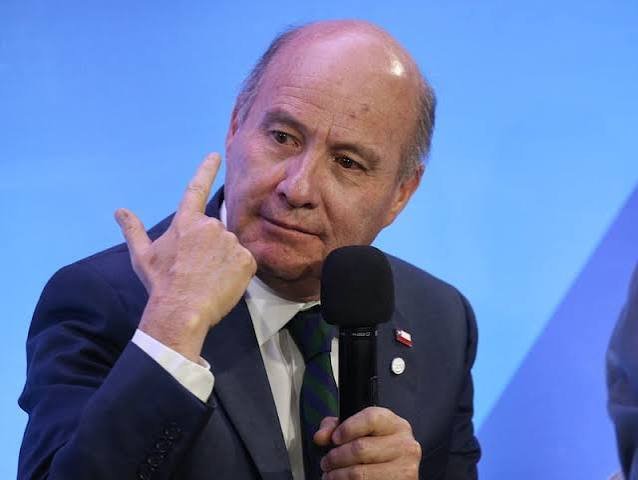 Ministro Quiroz anticipa que bencinas bajarán hasta 100 pesos por litro