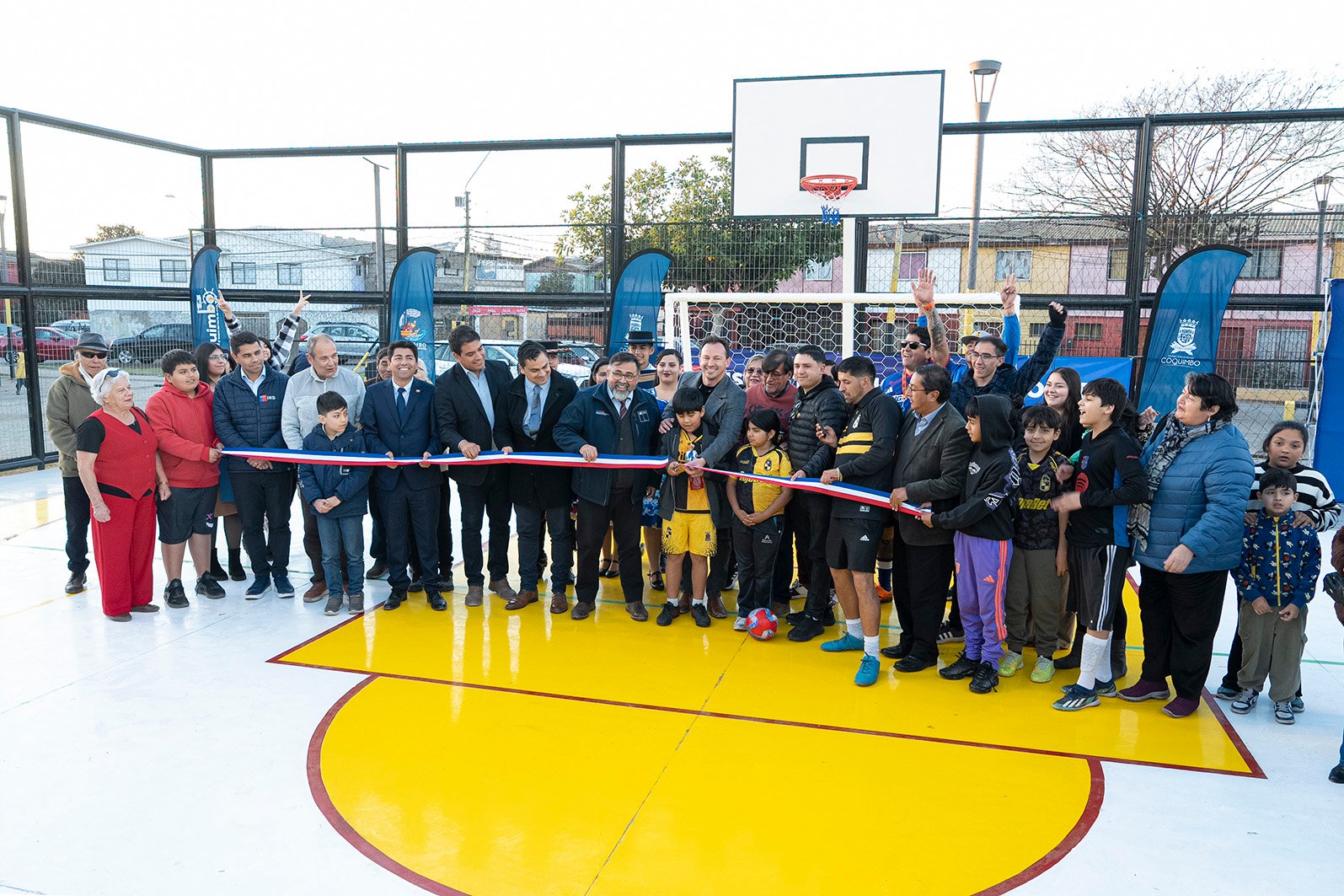 Deportistas y vecinos estrenaron de inmediato la renovada Multicancha Villa Maestranza