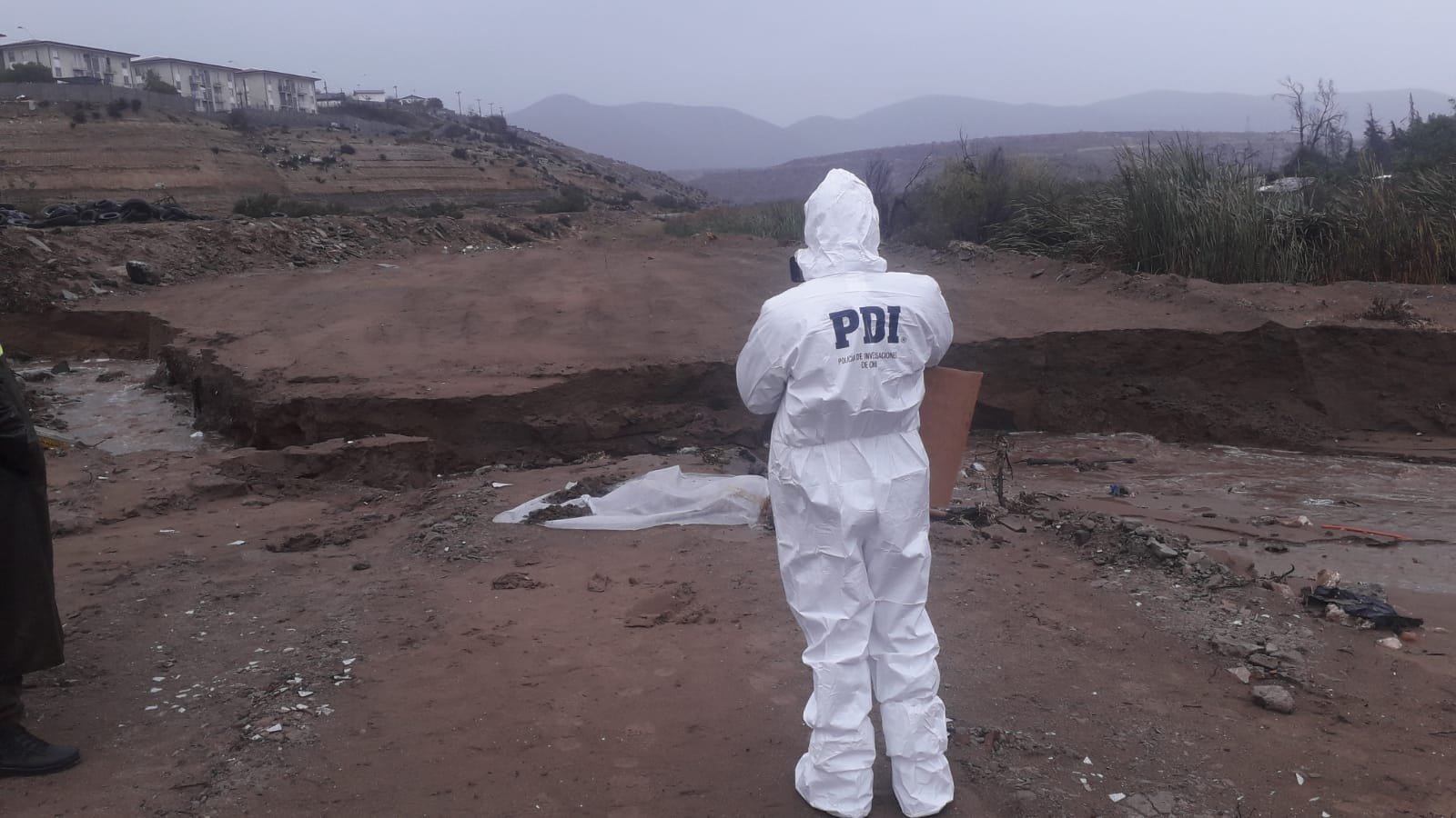 Fiscalía instruye diligencias por hallazgo de osamentas humanas expuestas por un socavón provocado por la lluvia