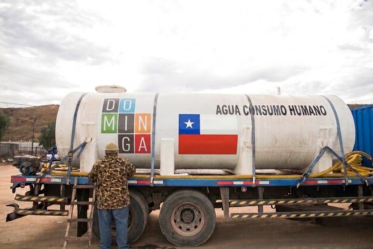 Dominga distribuye más de 200 mil litros de agua potable en la región para apoyar a las familias afectadas por el temporal
