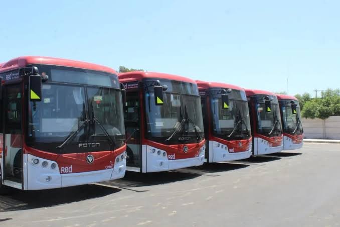 Pese a resolución judicial empresa de buses eléctricos accede a reincorporar sólo a una trabajadora