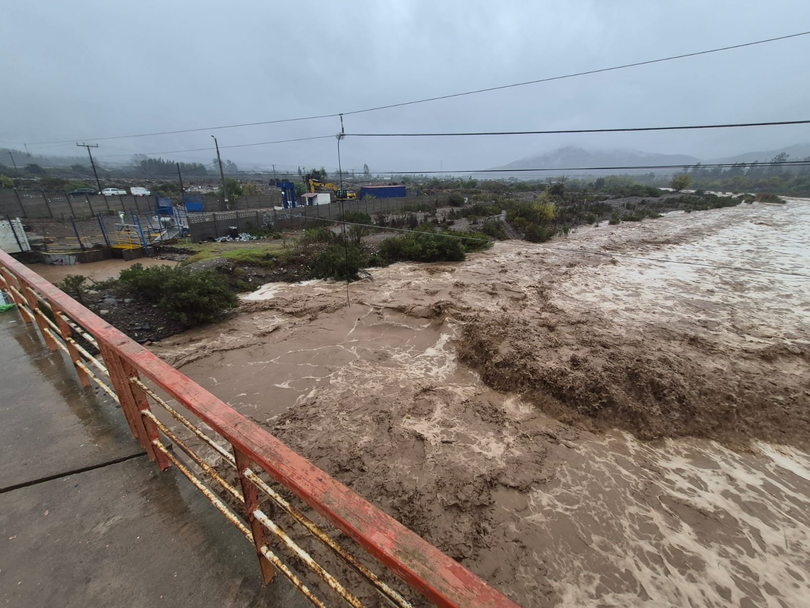 SANITARIA AGUAS DEL VALLE DECRETA ALERTA AMARILLA POR EXTREMA TURBIEDAD EN EL RÍO ELQUI Y ACTIVA TRANQUE DE RESPALDO
