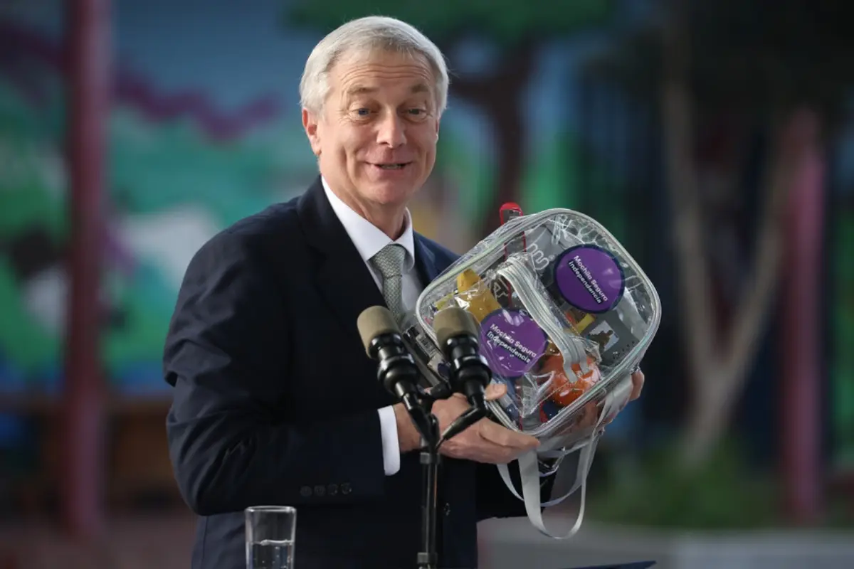 “EL QUE NADA HACE…”: PRESIDENTE PRESENTÓ MOCHILA TRANSPARENTE EN PROMULGACIÓN DE LEY DE ESCUELAS PROTEGIDAS
