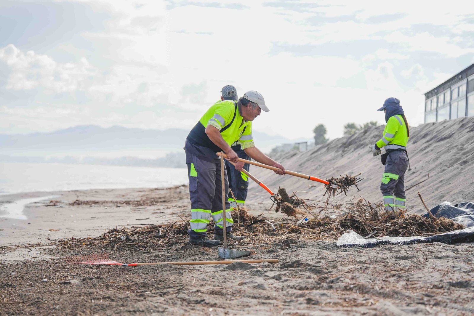 MUNICIPIO DESPLIEGA OPERATIVO PARA LIMPIAR PLAYAS AFECTADAS POR TEMPORAL