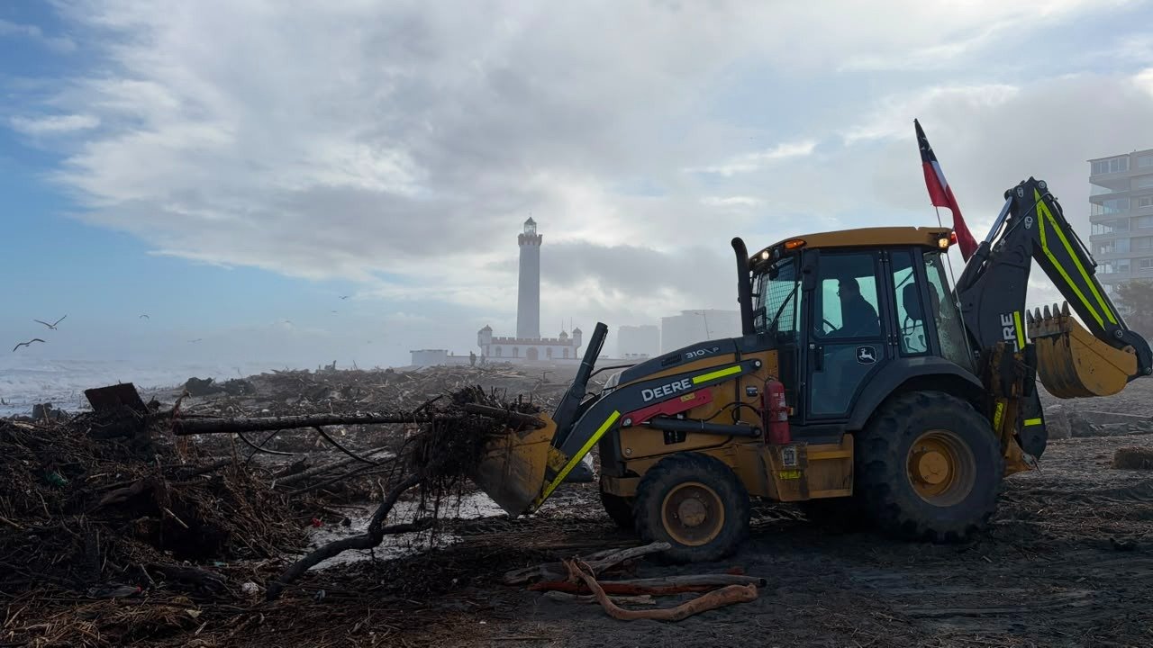 Dos toneladas de escombros se han retirado de playas de La Serena