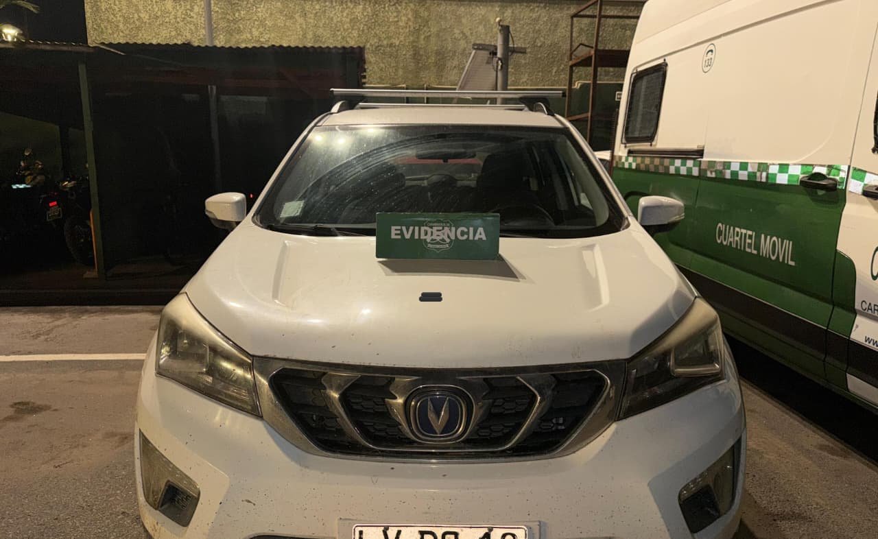 Carabineros recupera en Las Compañías vehículo robado hace dos semanas: hay tres detenidos