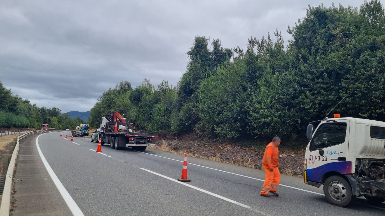 CONDUCTOR FALLECE TRAS VOLCAMIENTO EN LA RUTA 5 NORTE. PERMANECE UNA SOLA PISTA HABILITADA