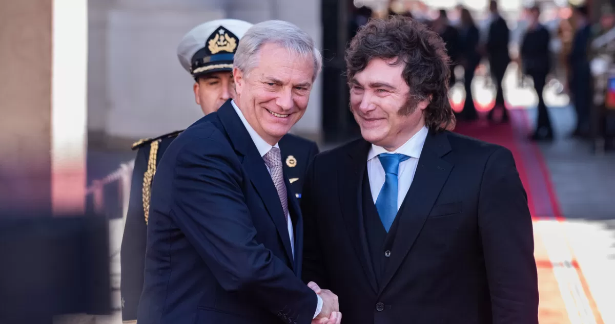 DESAPROBACIÓN PRESIDENCIAL SE MANTIENE SOBRE 58% MIENTRAS SEGURIDAD, CASO CERIMEDO Y RELACIÓN CON ARGENTINA DOMINAN LA AGENDA POLÍTICA