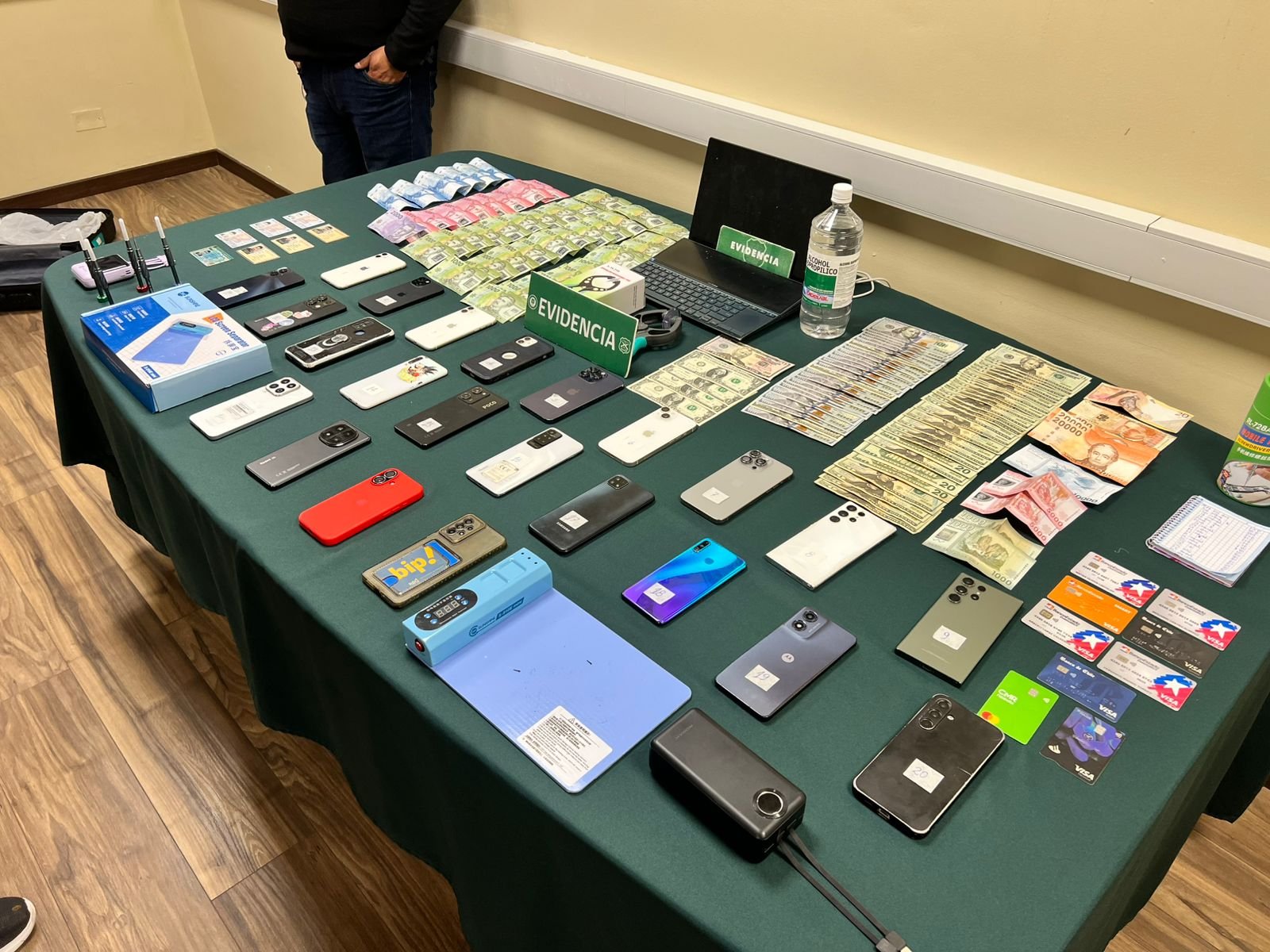 FISCALÍA FORMALIZA A SEIS PERSONAS POR RECEPTACIÓN DE 80 CELULARES ROBADOS DURANTE LA PAMPILLA