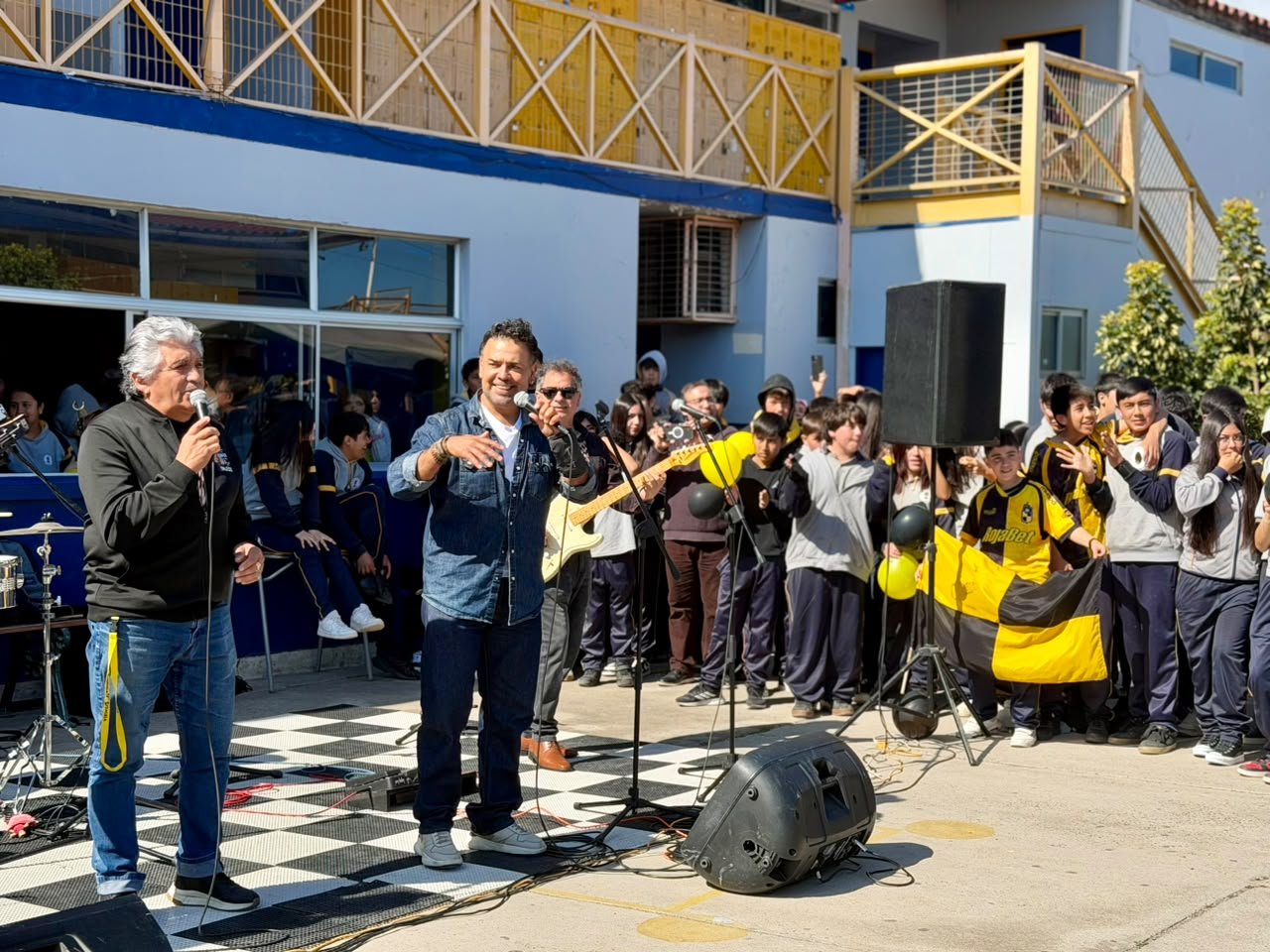 SORPRESA Y MÚSICA: ESTUDIANTES VIVIERON INOLVIDABLE ENCUENTRO CON LOS VIKING’S 5