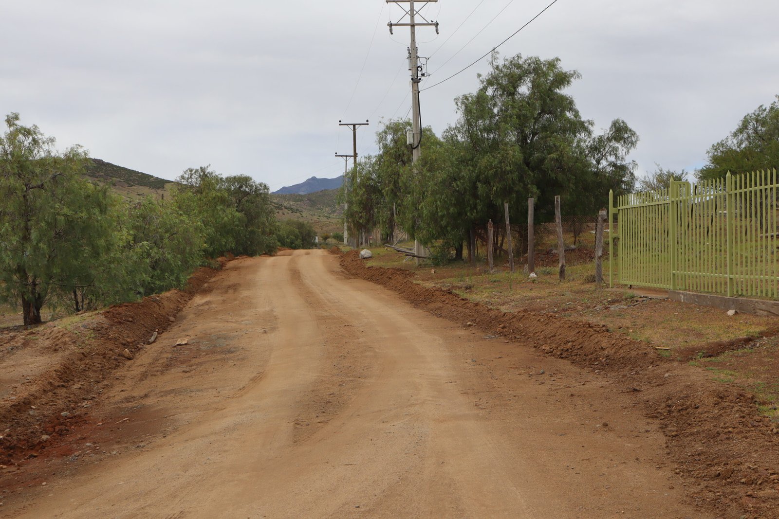 GOBIERNO ANUNCIA PAVIMENTACIÓN DE CAMINO RURAL EN COMBARBALÁ COMO PARTE DE PLAN DE EMPLEO