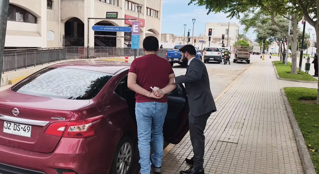 DETIENEN A DOS MÉDICOS EN LA SERENA POR PRESUNTA VENTA DE LICENCIAS MÉDICAS FALSAS: COBRABAN HASTA $120 MIL POR DOCUMENTO