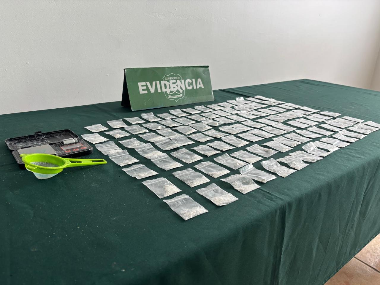 CARABINEROS DESARTICULA PUNTO DE VENTA DE COCAÍNA EN LA SERENA: DOS DETENIDOS SUMAN MÁS DE 30 REGISTROS POLICIALES