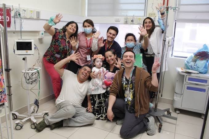 DESPUÉS DE 16 MESES, LA PEQUEÑA MURIEL DEJA EL HOSPITAL Y CONOCE SU HOGAR POR PRIMERA VEZ