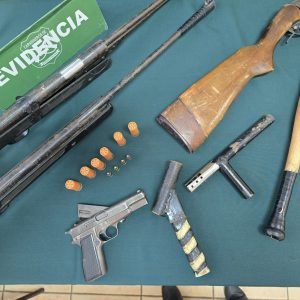 BANDA ARMADA INTENTÓ ESCAPAR POR CALLES Y TECHOS: NUEVE DETENIDOS EN OPERATIVO DE CARABINEROS EN LAS COMPAÑÍAS