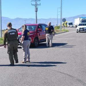 PDI FISCALIZA A 45 EXTRANJEROS EN LA HIGUERA Y DETIENE A CHILENO CON ORDEN PENDIENTE
