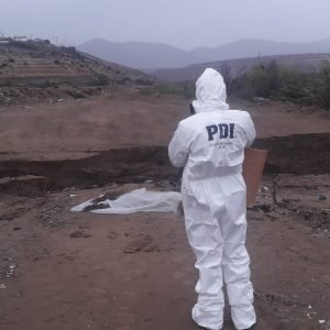 Fiscalía instruye diligencias por hallazgo de osamentas humanas expuestas por un socavón provocado por la lluvia
