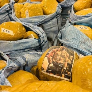 CARABINEROS INCAUTA CASI MEDIA TONELADA DE DROGA EN LA RUTA 5 NORTE: TRES DETENIDOS ACUMULAN MÁS DE 20 REGISTROS POLICIALES