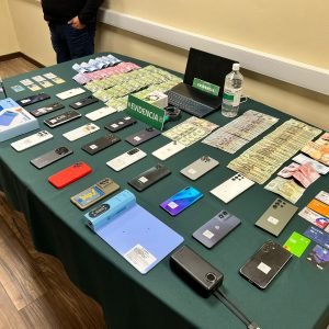 FISCALÍA FORMALIZA A SEIS PERSONAS POR RECEPTACIÓN DE 80 CELULARES ROBADOS DURANTE LA PAMPILLA